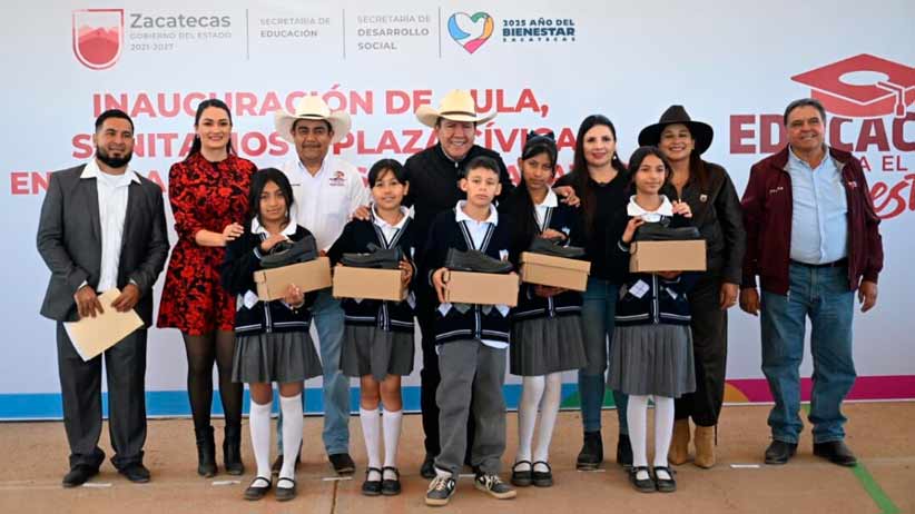 Inicia Gobernador David Monreal Ávila programa de entrega de calzado escolar en el municipio de Pinos