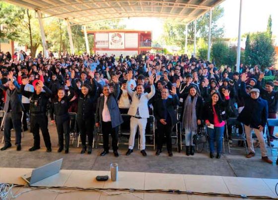 Ramiro Hinojoza impulsa conferencia sobre prevención de delitos cibernéticos para estudiantes