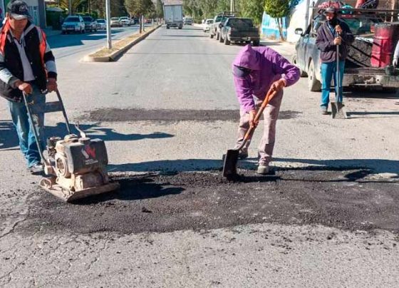 Ramiro Hinojosa atiende demanda ciudadana con labores de bacheo en Sombrerete