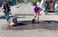 Ramiro Hinojosa atiende demanda ciudadana con labores de bacheo en Sombrerete