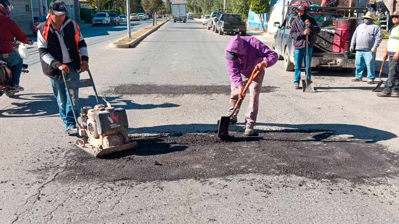 Ramiro Hinojosa atiende demanda ciudadana con labores de bacheo en Sombrerete