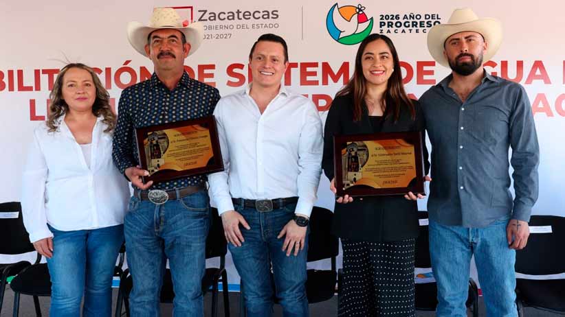 Dota Gobernador David Monreal de agua potable a habitantes de La Lechuguilla, Tepetongo