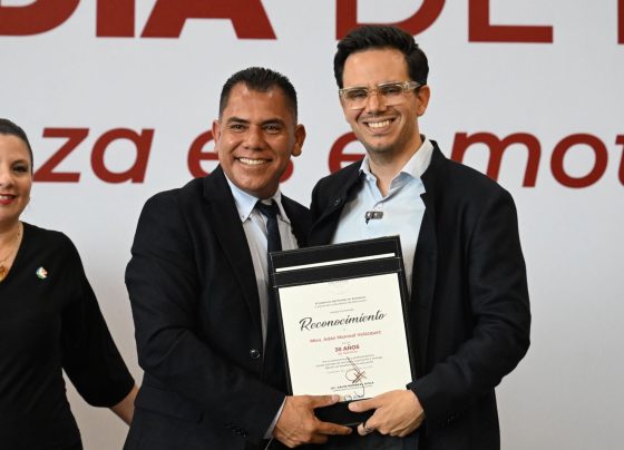 Gobierno de Zacatecas reconoce a las y los docentes; otorga reconocimientos por 30 y 40 años de servicio