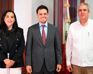 Rodrigo Reyes Mugüerza, secretario general de gobierno, recibe a la nueva titular de la oficina de SEGOB en zacatecas
