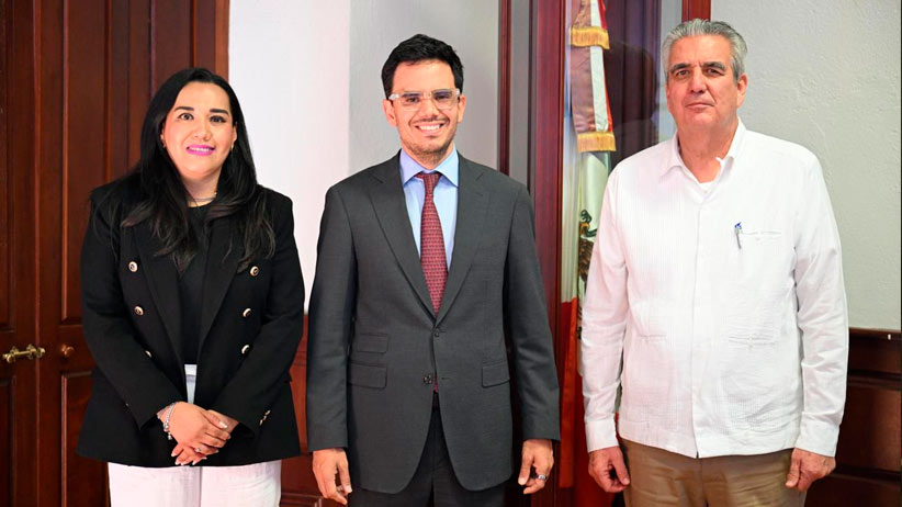 Rodrigo Reyes Mugüerza, secretario general de gobierno, recibe a la nueva titular de la oficina de SEGOB en zacatecas