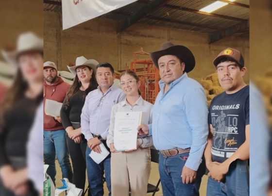 Impulsa Manuel Acosta el desarrollo agrícola de Monte Escobedo con entrega de semilla de maíz