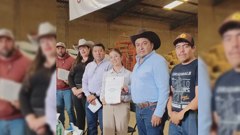 Impulsa Manuel Acosta el desarrollo agrícola de Monte Escobedo con entrega de semilla de maíz