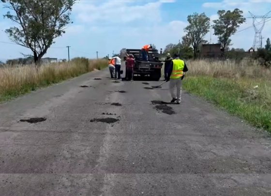 Supervisa el alcalde José Manuel Jiménez obras de bacheo en la carretera estatal 205