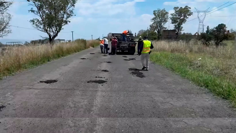 Supervisa el alcalde José Manuel Jiménez obras de bacheo en la carretera estatal 205