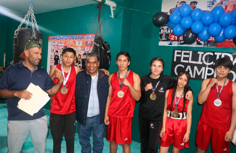 Ramiro Hinojoza reconoce a campeones del boxeo y refrenda respaldo al deporte en Sombrerete