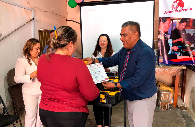Impulsa Ramiro Hinojoza la autonomía económica de las mujeres en Sombrerete