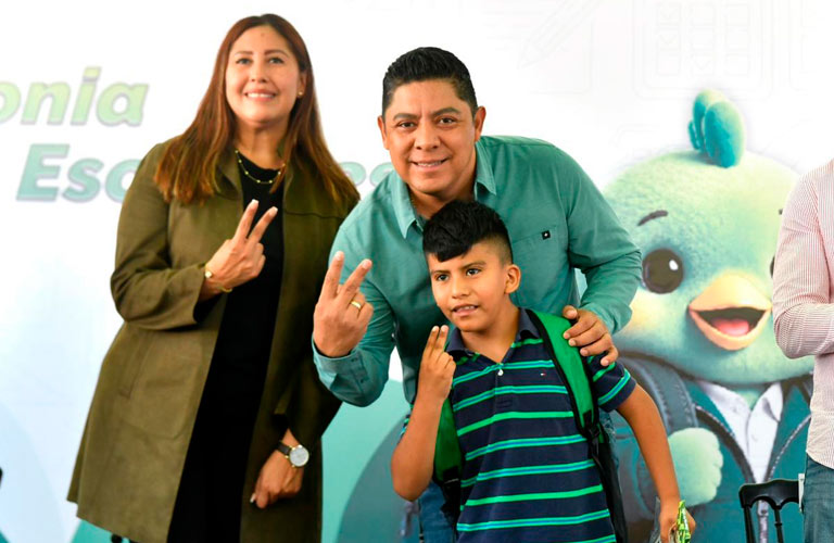 Ricardo Gallardo Cardona enchula Las Julias con mejores calles, servicios y apoyos escolares