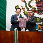 Entrega Secretario General de Gobierno, Rodrigo Reyes Mugüerza, Quinto Informe del Gobernador David Monreal Ávila a la LXV Legislatura