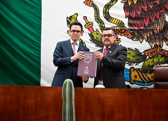Entrega Secretario General de Gobierno, Rodrigo Reyes Mugüerza, Quinto Informe del Gobernador David Monreal Ávila a la LXV Legislatura