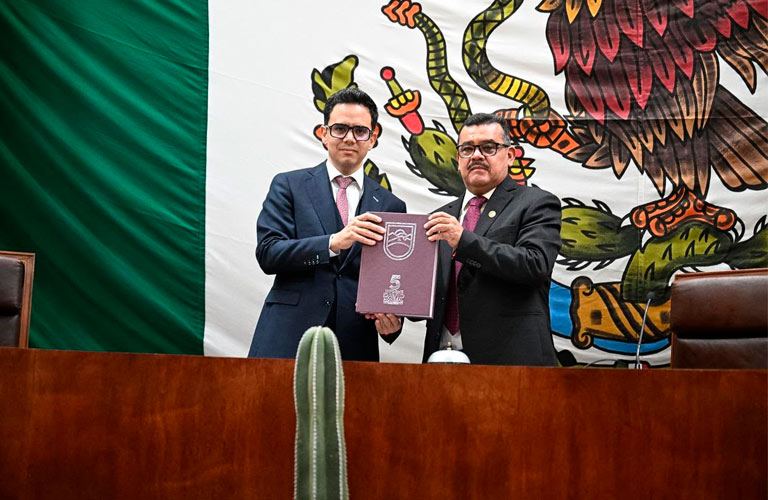 Entrega Secretario General de Gobierno, Rodrigo Reyes Mugüerza, Quinto Informe del Gobernador David Monreal Ávila a la LXV Legislatura