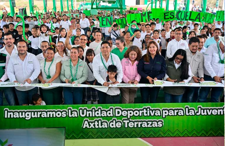 El Gobernador Ricardo Gallardo entrega moderna unidad deportiva a familias en Axtla de Terrazas