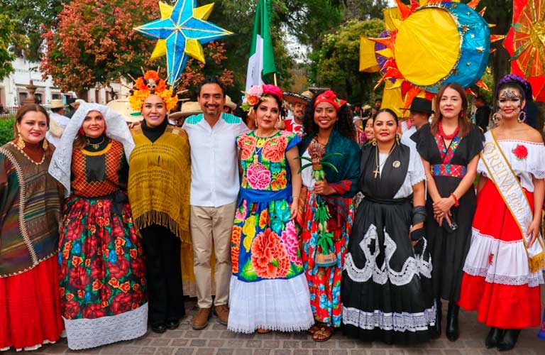 Entre plumas, máscaras y piñas, ofrenda Oaxaca su Guelaguetza a Zacatecas en Festival de Día de Muertos