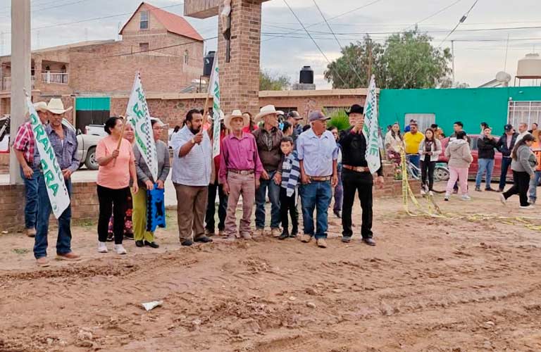 Con concreto hidráulico, Erick Espino transforma la infraestructura de salitral de carrera